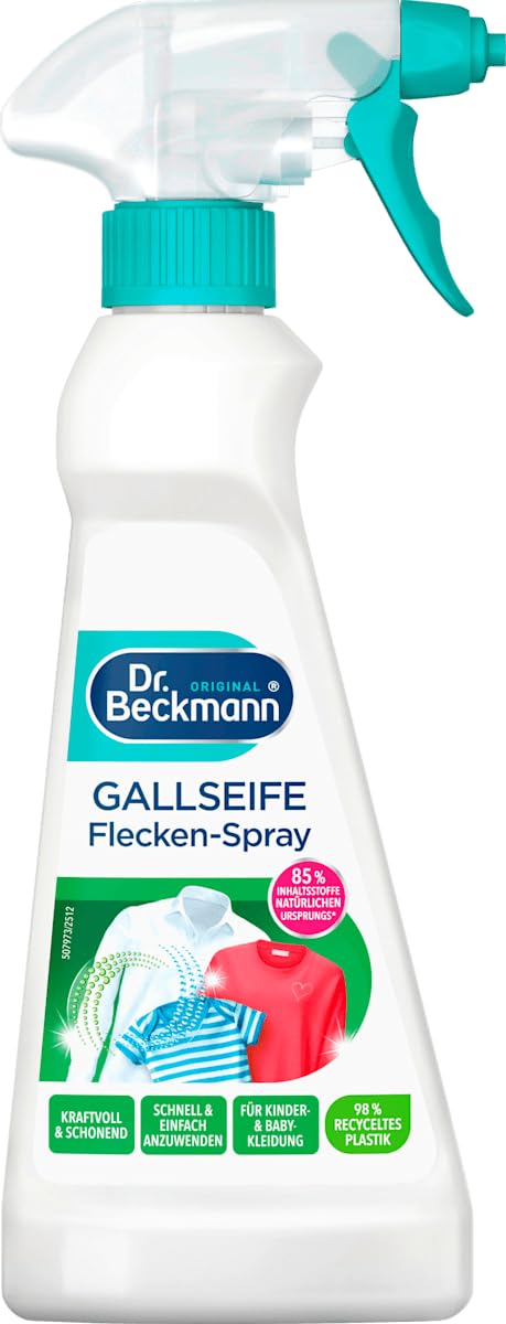 Flacon de savon au fiel en spray posé près d’un textile dans une buanderie sobre