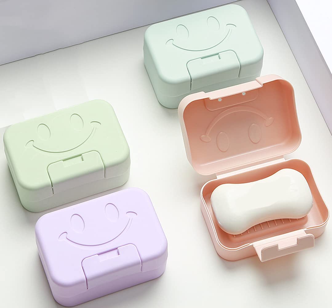 Quatre boîtes à savon de voyage en PP, dont une ouverte, posées dans un décor de buanderie sobre.