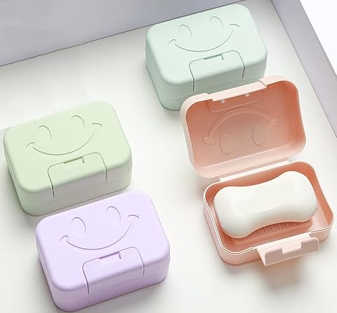 Quatre boîtes à savon de voyage en PP, dont une ouverte, posées dans un décor de buanderie sobre.