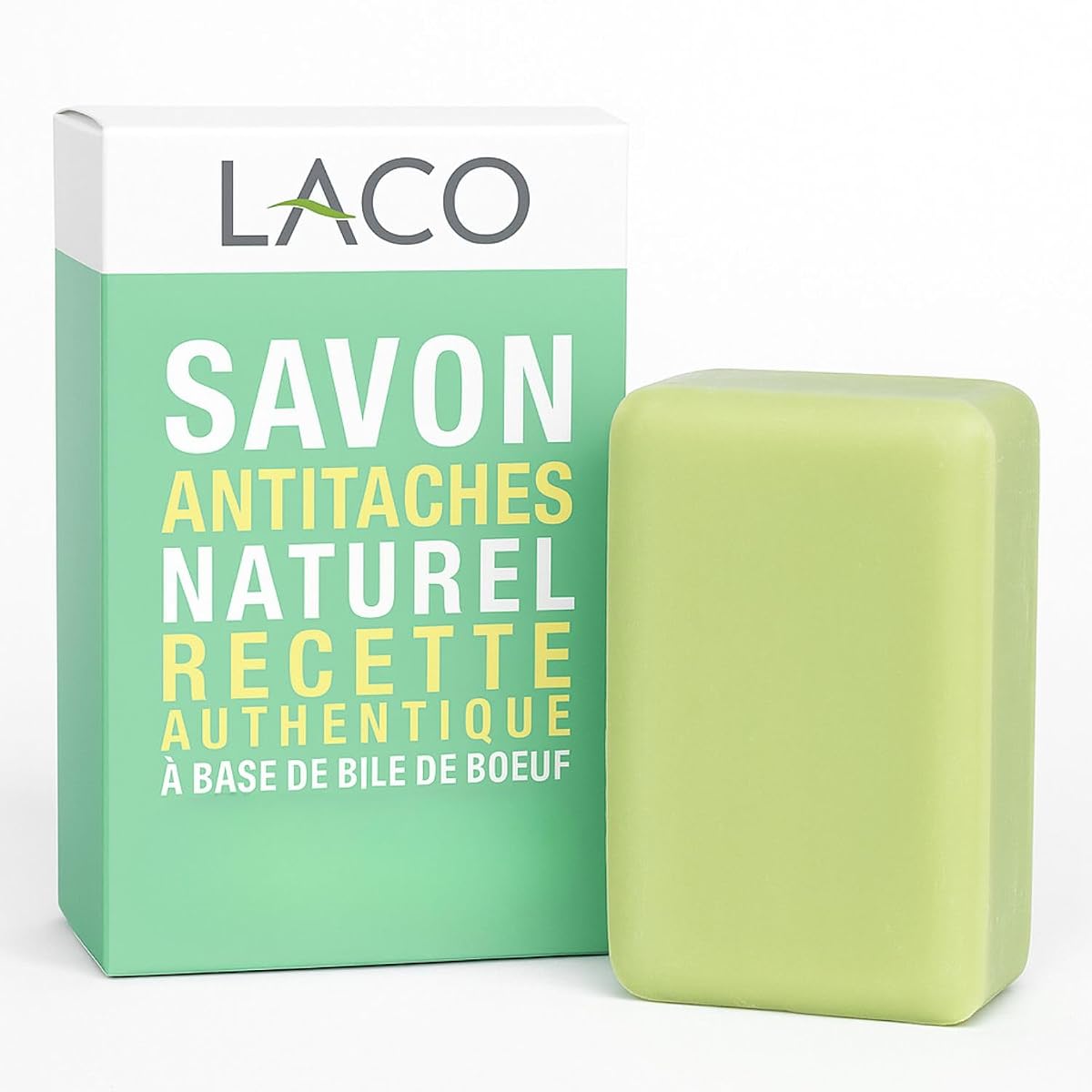 Pain de savon détachant solide posé sur du lin écru dans une buanderie sobre