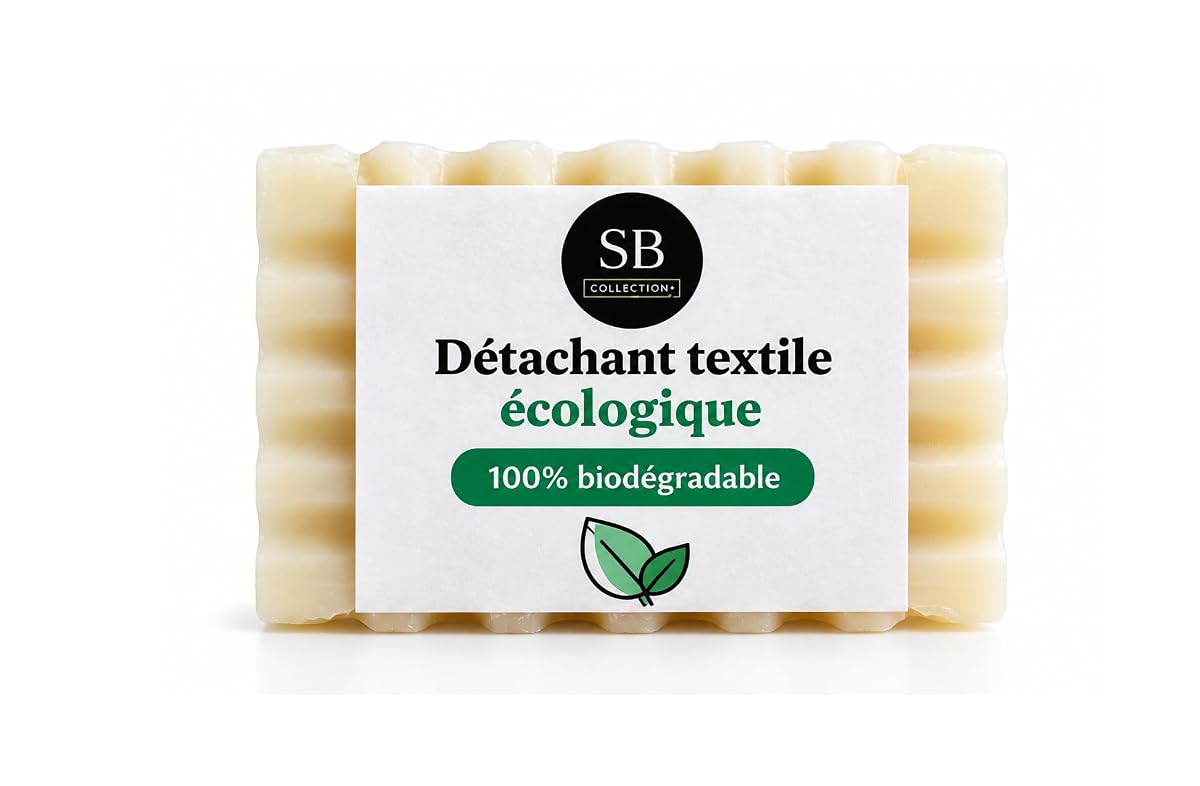 Barre de savon détachant crème posée sur du lin écru dans une buanderie sobre