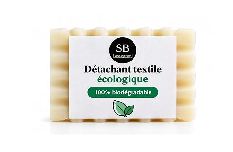 Barre de savon détachant crème posée sur du lin écru dans une buanderie sobre