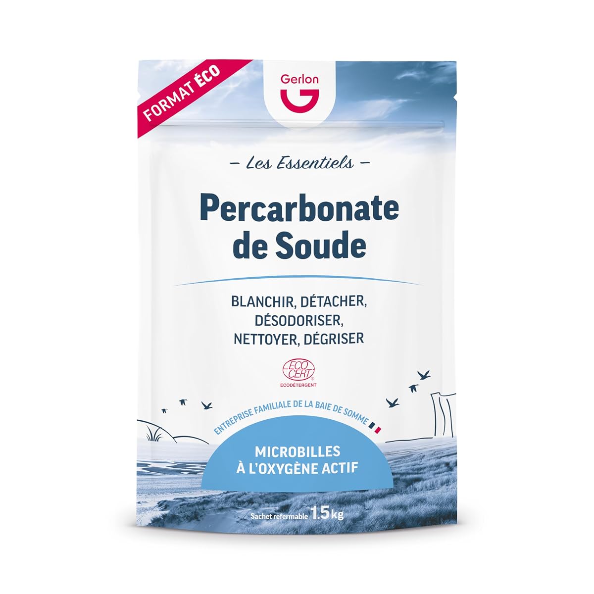 Doypack refermable de percarbonate de soude posé sur du lin écru dans une buanderie lumineuse