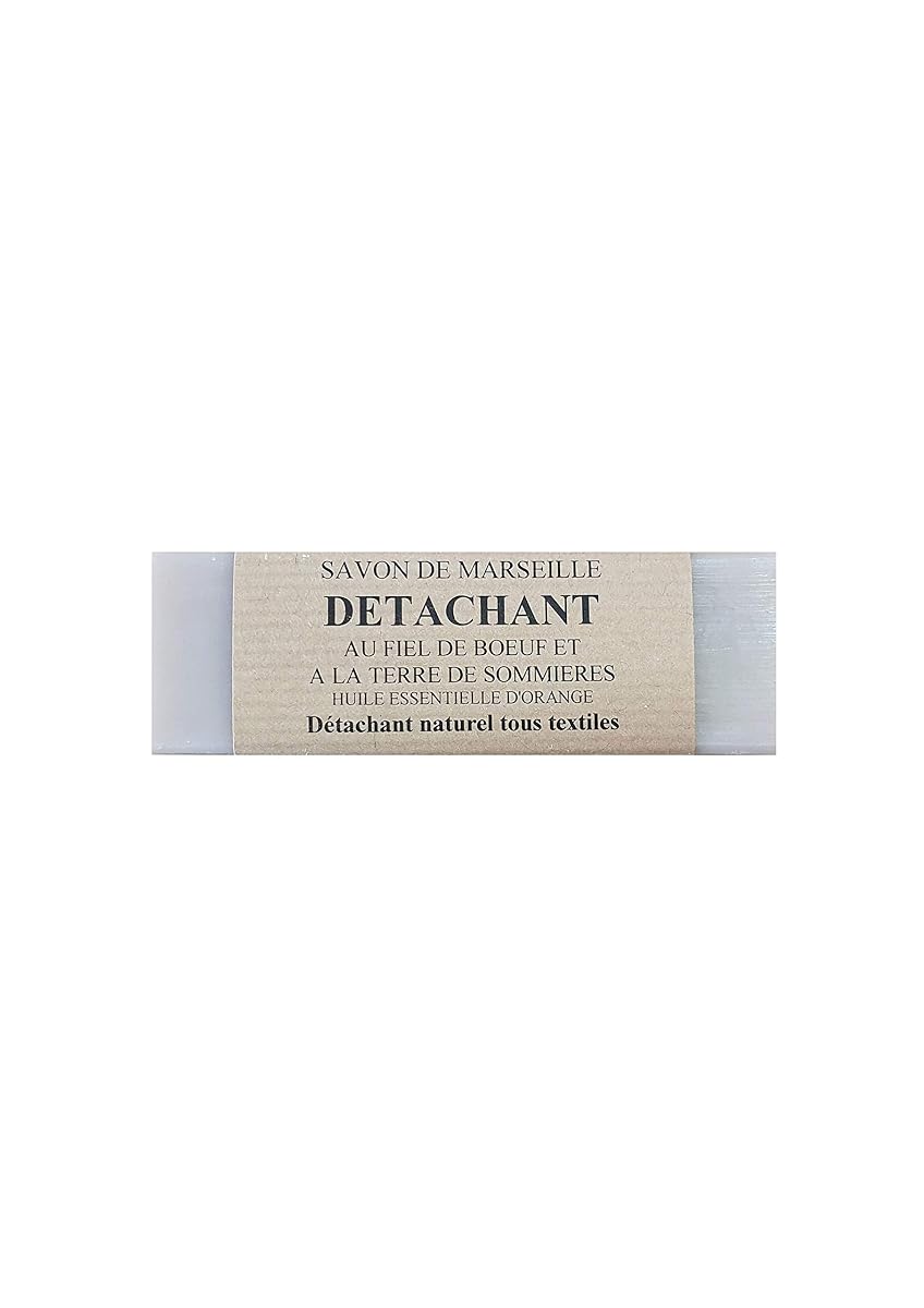 Savon détachant solide rectangulaire posé sur du lin écru dans une buanderie sobre