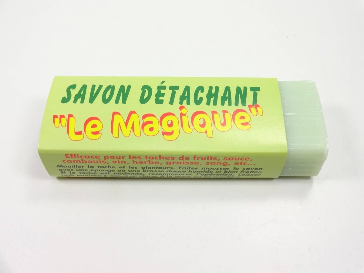 Savon détachant solide en barre posé sur du lin écru dans une buanderie sobre
