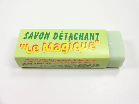 Savon détachant solide en barre posé sur du lin écru dans une buanderie sobre