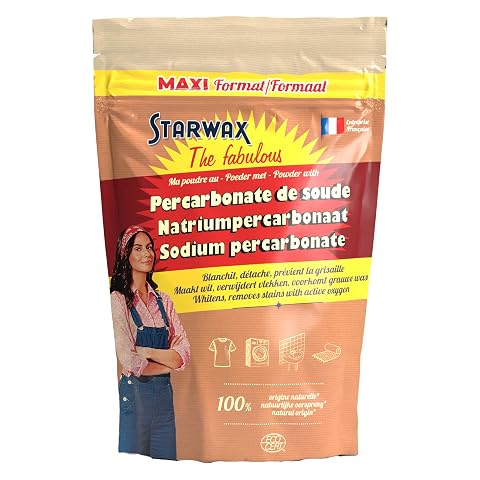 Sachet neutre de poudre au percarbonate posé près d’un linge blanc dans une buanderie