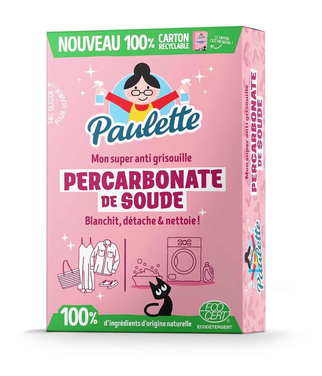 Carton de poudre détachante posé sur du lin écru dans une buanderie sobre