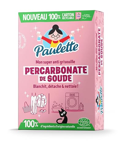Carton de poudre détachante posé sur du lin écru dans une buanderie sobre